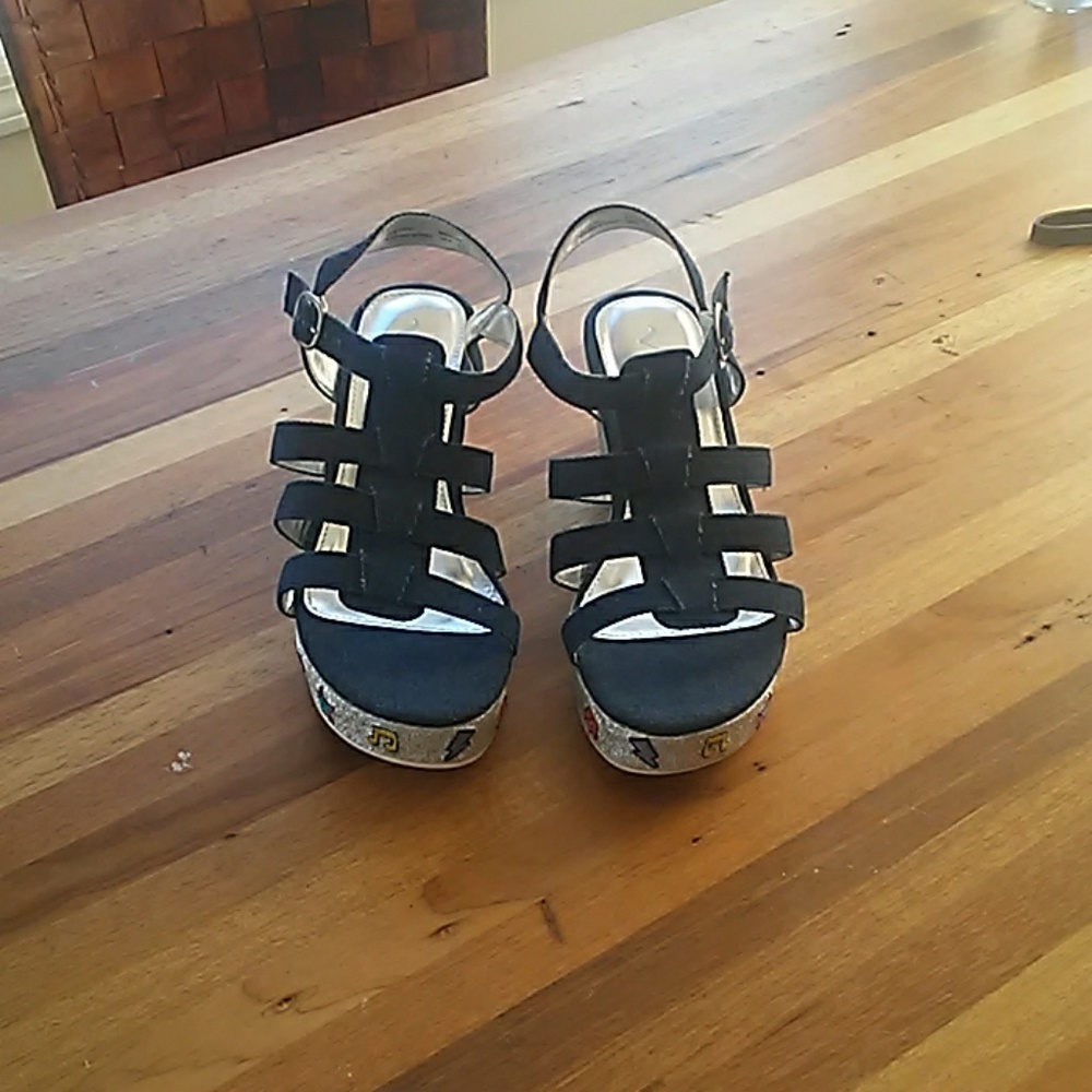 Nina misses wedges. Size 5 misses.